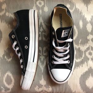 Black low top converse size 7
